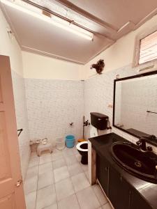 bagno con lavandino nero e servizi igienici di The Heritage manor l on mall road Kasauli l Private Lawn l 2 Min walk to heritage market a Kasauli