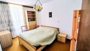 ein kleines Schlafzimmer mit einem Bett und einem Fenster in der Unterkunft La Veranda sul Matese - Appartamento a Campitello Matese in San Massimo