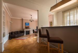 - un salon avec un canapé et une cheminée dans l'établissement LE 50 luxury apartment, à Moulins