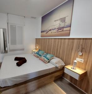 ein Schlafzimmer mit einem Bett und einem Bild an der Wand in der Unterkunft Beach House in Puerto de Mazarrón