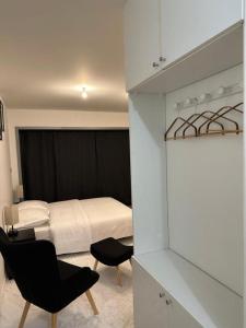 een slaapkamer met een bed, een bureau en een stoel bij Cosy Parisian Upscale Apartment in Parijs