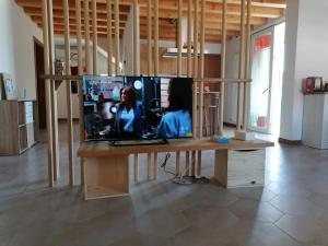 a desk with a computer on it in a room at Luce del Mattino in San Vito al Tagliamento
