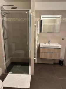 een badkamer met douche, wastafel en toilet bij Cosy Parisian Upscale Apartment in Parijs