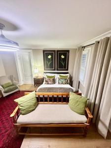 Un dormitorio con una cama grande con almohadas verdes. en French Manor 1, en Stellenbosch