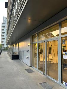 een gebouw met glazen deuren aan de zijkant bij Cosy Parisian Upscale Apartment in Parijs +5 foto's