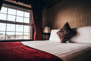Postel nebo postele na pokoji v ubytování Russell Court Hotel