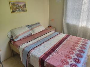 una camera da letto con un letto con una trapunta sopra di East Caribbean Lodging a Gros Islet