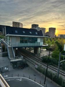 een gebouw met een treinstation in een stad bij Cosy Parisian Upscale Apartment in Parijs