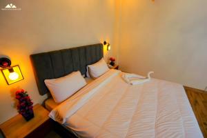 Ένα ή περισσότερα κρεβάτια σε δωμάτιο στο SOFiA PYRAMiDS & SPHiNX HOTEL free pool access