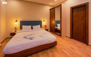 Ένα ή περισσότερα κρεβάτια σε δωμάτιο στο SOFiA PYRAMiDS & SPHiNX HOTEL free pool access