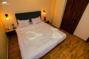 Ένα ή περισσότερα κρεβάτια σε δωμάτιο στο SOFiA PYRAMiDS & SPHiNX HOTEL free pool access
