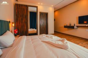 Ένα ή περισσότερα κρεβάτια σε δωμάτιο στο SOFiA PYRAMiDS & SPHiNX HOTEL free pool access