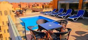 Πισίνα στο ή κοντά στο SOFiA PYRAMiDS & SPHiNX HOTEL free pool access