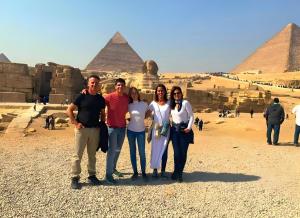 Επισκέπτες που μένουν στο SOFiA PYRAMiDS & SPHiNX HOTEL free pool access