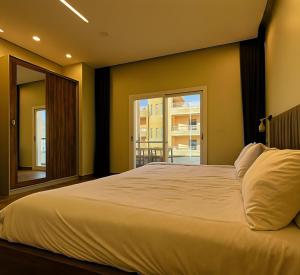 Ένα ή περισσότερα κρεβάτια σε δωμάτιο στο SOFiA PYRAMiDS & SPHiNX HOTEL free pool access