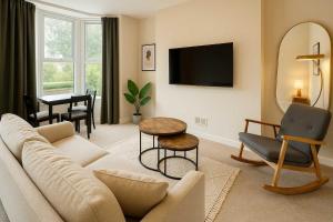 TV a/nebo společenská místnost v ubytování 1 Bedroom Apartment for 2 in City Centre & ensuite