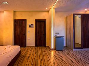 Ένα ή περισσότερα κρεβάτια σε δωμάτιο στο SOFiA PYRAMiDS & SPHiNX HOTEL free pool access