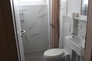 Koupelna v ubytování Hotel Garni Postkutsche + 16 fotografií