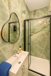 Koupelna v ubytování 1 Bedroom Apartment for 2 in City Centre & ensuite
