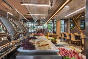 een buffet met borden eten in een restaurant bij Hotel Boursier 1 & Spa in Istanbul