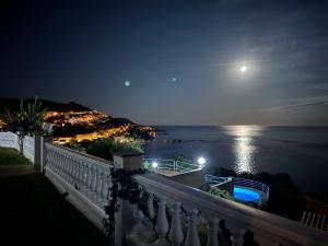 einen Balkon mit Meerblick in der Nacht in der Unterkunft Panoramic Cala Canyelles, Pool in Roses