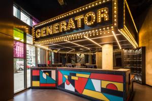 Un restaurante con un cartel que dice generador en Generator Paris, en París