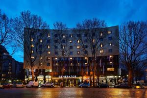 ein großes Gebäude, vor dem Autos parken in der Unterkunft Generator Paris in Paris
