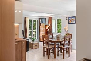 A television and/or entertainment centre at Zermatt, 4 pers, 3 lits - Balcon avec vue et petit jardin