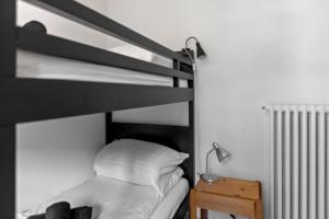 A bed or beds in a room at Zermatt, 4 pers, 3 lits - Balcon avec vue et petit jardin
