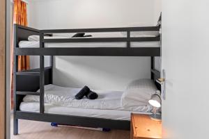 A bed or beds in a room at Zermatt, 4 pers, 3 lits - Balcon avec vue et petit jardin