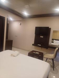 TV a/nebo společenská místnost v ubytování Akshay corporate hotel