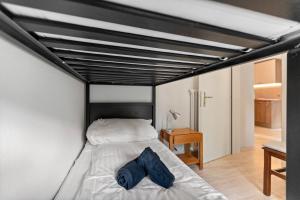 A bed or beds in a room at Zermatt, 4 pers, 3 lits - Balcon avec vue et petit jardin