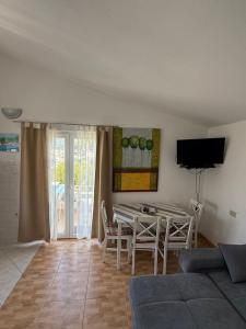 TV a/nebo společenská místnost v ubytování Apartments Jerković Drašnice-1bd