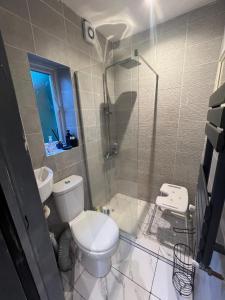 Ένα μπάνιο στο Cosy 1 Bedroom House with Parking