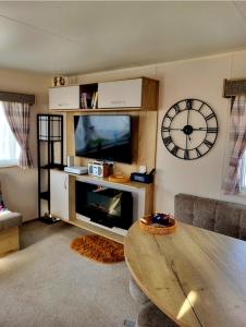 TV a/nebo společenská místnost v ubytování 61 St Andrew's 3 bedroom Caravan near Edinburgh Seton Sands Holiday Village
