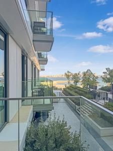 een balkon van een gebouw met uitzicht op de oceaan bij Marrasi Vista by the address in Muharraq +77 foto's