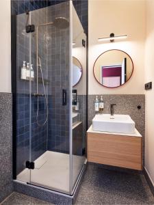 un bagno con lavandino e doccia di Numa Berlin Friedrichshain a Berlino Altre 37 foto