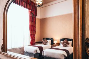 Postel nebo postele na pokoji v ubytování Russell Court Hotel