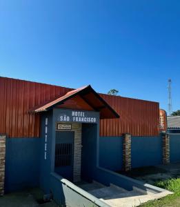 a building with a sign that reads hotel gun hangar at Hotel São Francisco in São Francisco do Sul