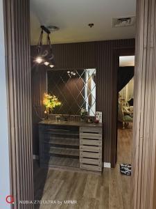 アジュマーンにあるTwo bedrooms in Ajman, Oasis Towersの鏡付きのお部屋