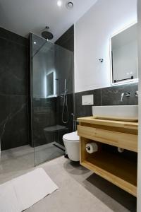 Koupelna v ubytování NK Residence + 37 fotografií