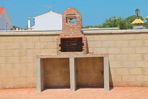 a brick wall with a small brick oven on top of it at Chalet Arroyo Majadales 108 in Conil de la Frontera