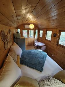 a room with a large bed in a cabin at Le refuge cévenol in Concoules