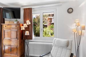 A seating area at Zermatt, 4 pers, 3 lits - Balcon avec vue et petit jardin
