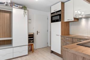 A kitchen or kitchenette at Zermatt, 4 pers, 3 lits - Balcon avec vue et petit jardin