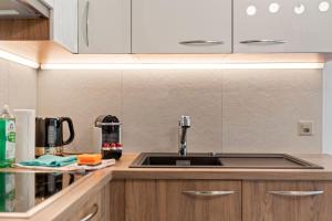 A kitchen or kitchenette at Zermatt, 4 pers, 3 lits - Balcon avec vue et petit jardin