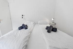 A bed or beds in a room at Zermatt, 4 pers, 3 lits - Balcon avec vue et petit jardin
