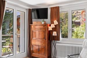 A television and/or entertainment centre at Zermatt, 4 pers, 3 lits - Balcon avec vue et petit jardin