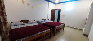 Un dormitorio con dos camas en una habitación. en Coorg Relax Home, en Madikeri