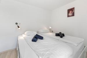 A bed or beds in a room at Zermatt, 4 pers, 3 lits - Balcon avec vue et petit jardin
